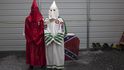 Život v hnutí Ku-klux-klan: Tradiční oděvy členů.