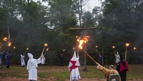 Život v hnutí Ku-klux-klan: Členové dodnes pálí kříže.