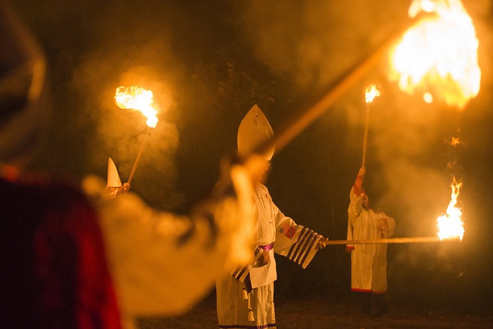 Život v hnutí Ku-klux-klan: Žhnoucí pochodně patří mezi symboly hnutí.