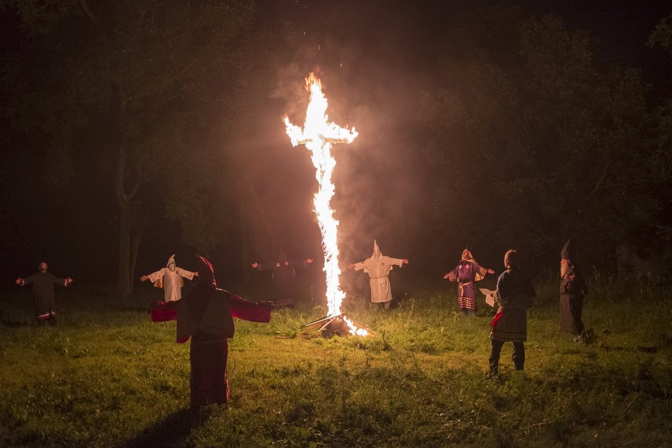 Hnutí Ku-klux-klan: Členové dodnes pálí kříže.