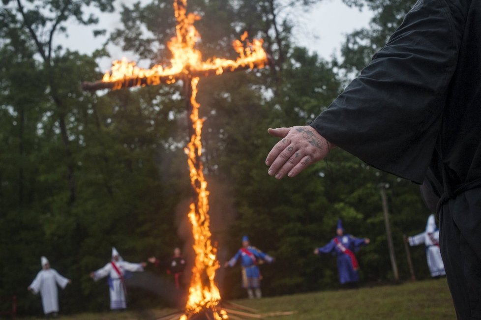 Hnutí Ku-klux-klan: Členové dodnes pálí kříže.