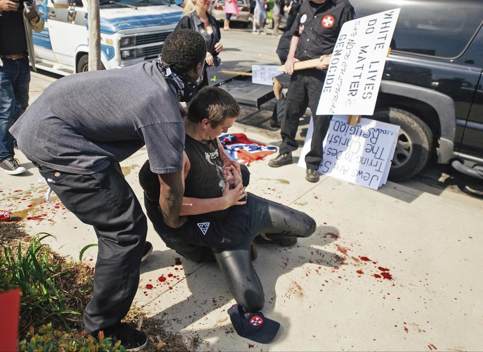 Při potyčce v Kalifornii mezi členy Ku-klux-klanu a odpůrci této rasistické organizace skončili čtyři lidé s bodnými ranami.