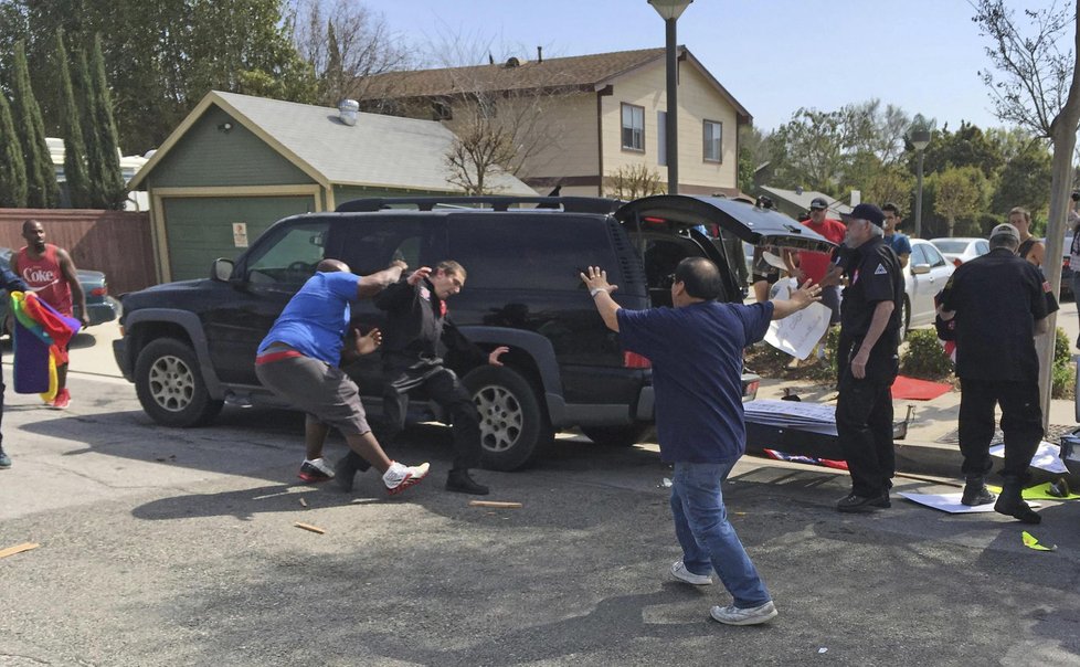 Při potyčce v Kalifornii mezi členy Ku-klux-klanu a odpůrci této rasistické organizace skončili čtyři lidé s bodnými ranami.