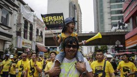 Lidé v malajsijském hlavním městě Kuala Lumpur protestují proti premiérovi.