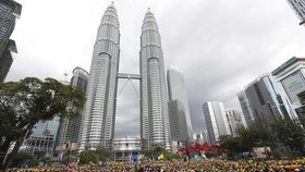 Lidé v malajsijském hlavním městě Kuala Lumpur protestují proti premiérovi.