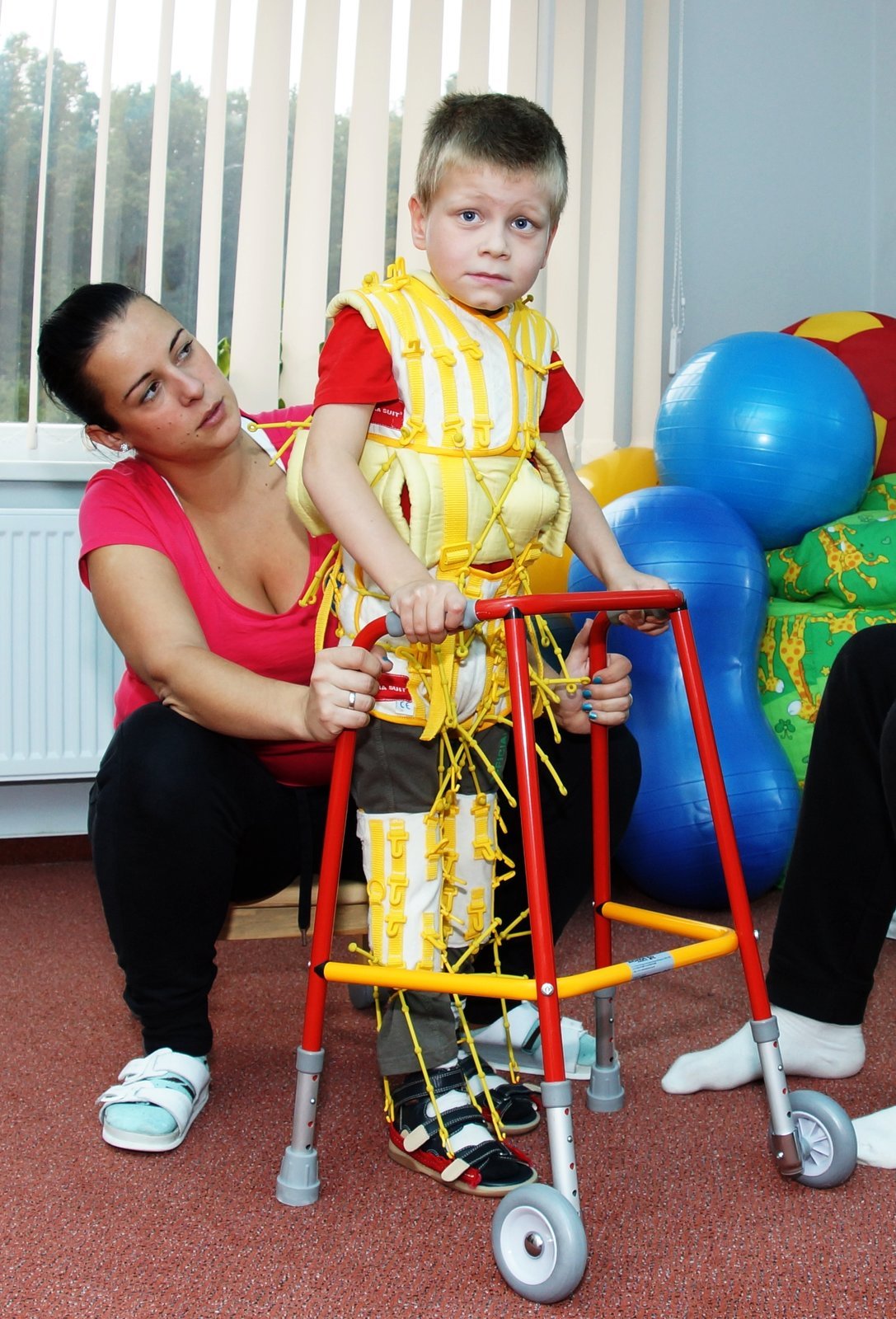 Kuba ve speciálním oblečku v Centru Hájek na Plzeňsku. Terapie v něm je ale velice nákladná.