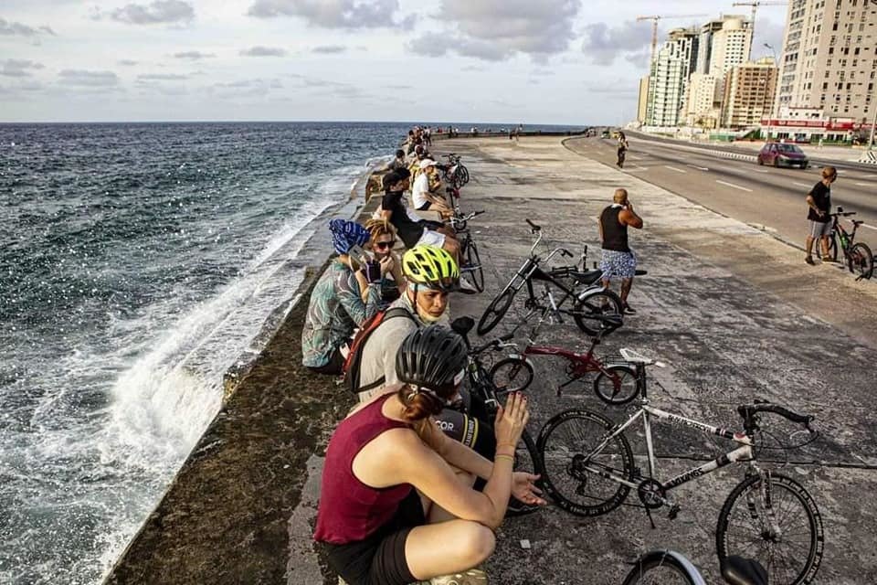 Mladí Kubánci organizují cyklovýlety přes internet.