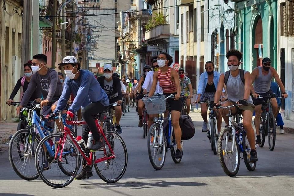 Mladí Kubánci organizují cyklovýlety přes internet.