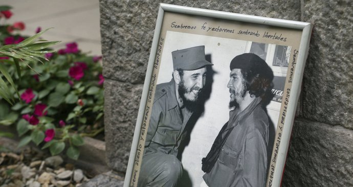 Tisíce Kubánců v ulicích Havany truchlí pro zemřelého vůdce Fidela Castra.