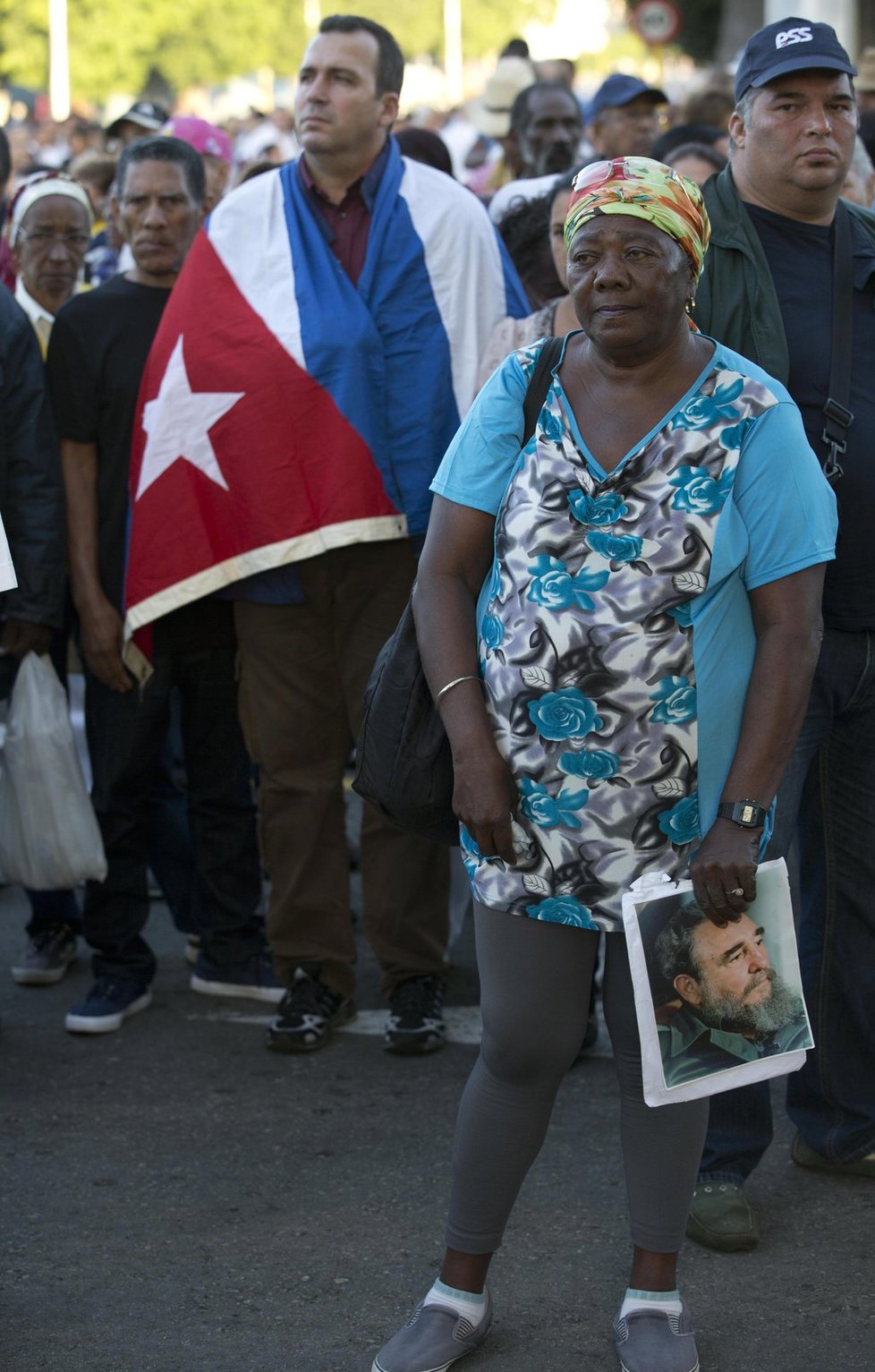 Tisíce Kubánců v ulicích Havany truchlí pro zemřelého vůdce Fidela Castra.