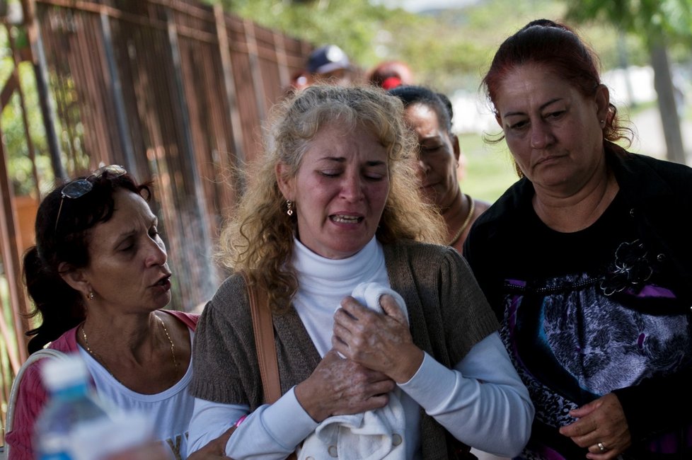 Pozůstalí po obětech leteckého neštěstí, které se odehrálo nedaleko Havany. (20.5.2018)