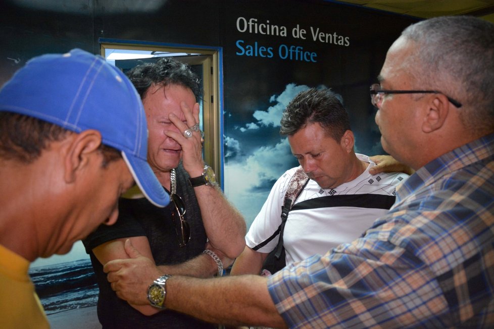 Pozůstalí po obětech leteckého neštěstí, které se odehrálo nedaleko Havany. (20.5.2018)