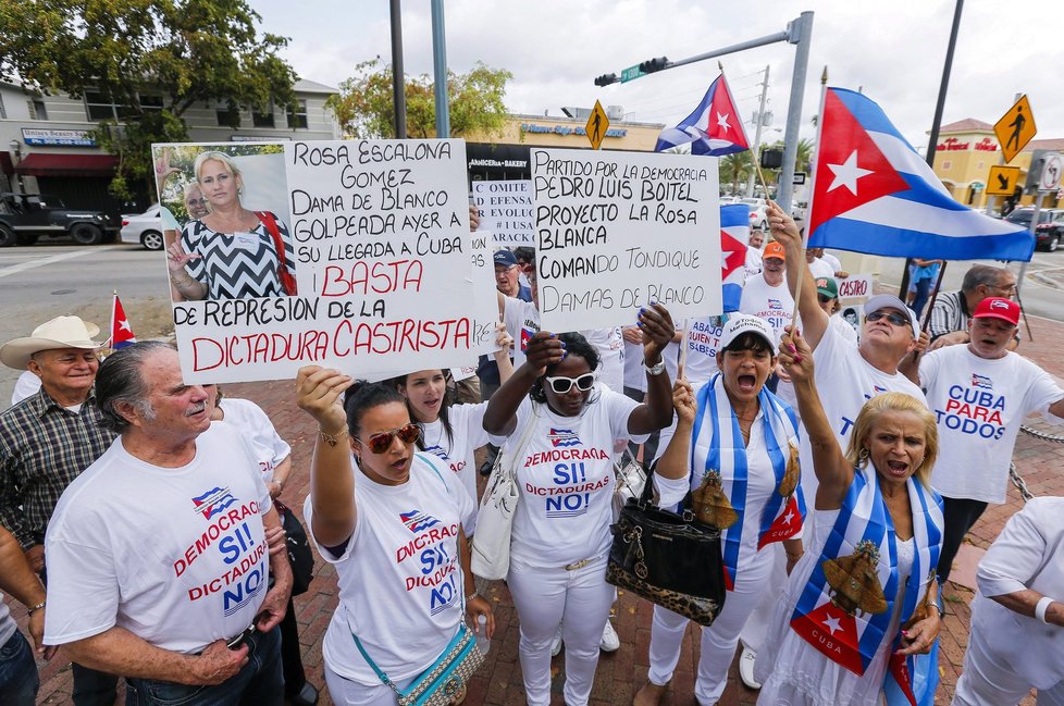 Obama za pár hodin přiletí na Kubu: Policie mezitím zadržela desítky žen.