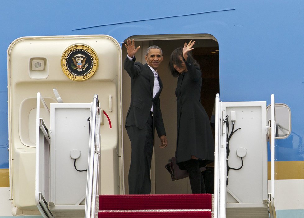 Obama za pár hodin přiletí na Kubu: Policie mezitím zadržela desítky žen.