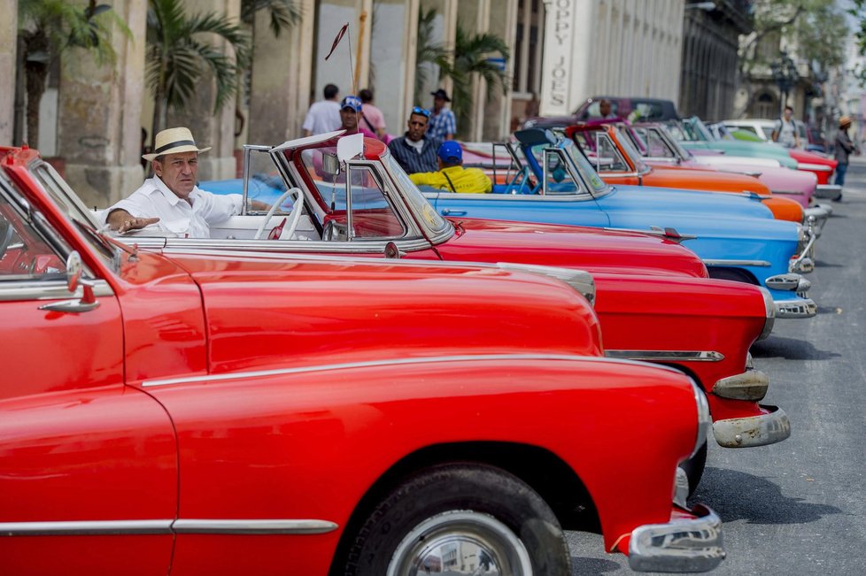 Obama za pár hodin přiletí na Kubu: Policie mezitím zadržela desítky žen. 