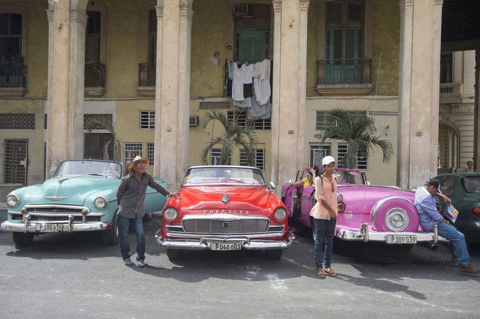 Obama za pár hodin přiletí na Kubu: Policie mezitím zadržela desítky žen. 