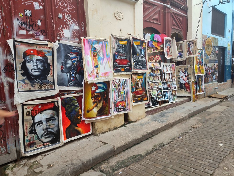 Umění je na Kubě všudypřítomné, stejně jako duch revoluce. Když dojdou malířská plátna slepí se k sobě noviny a maluje na ně.
