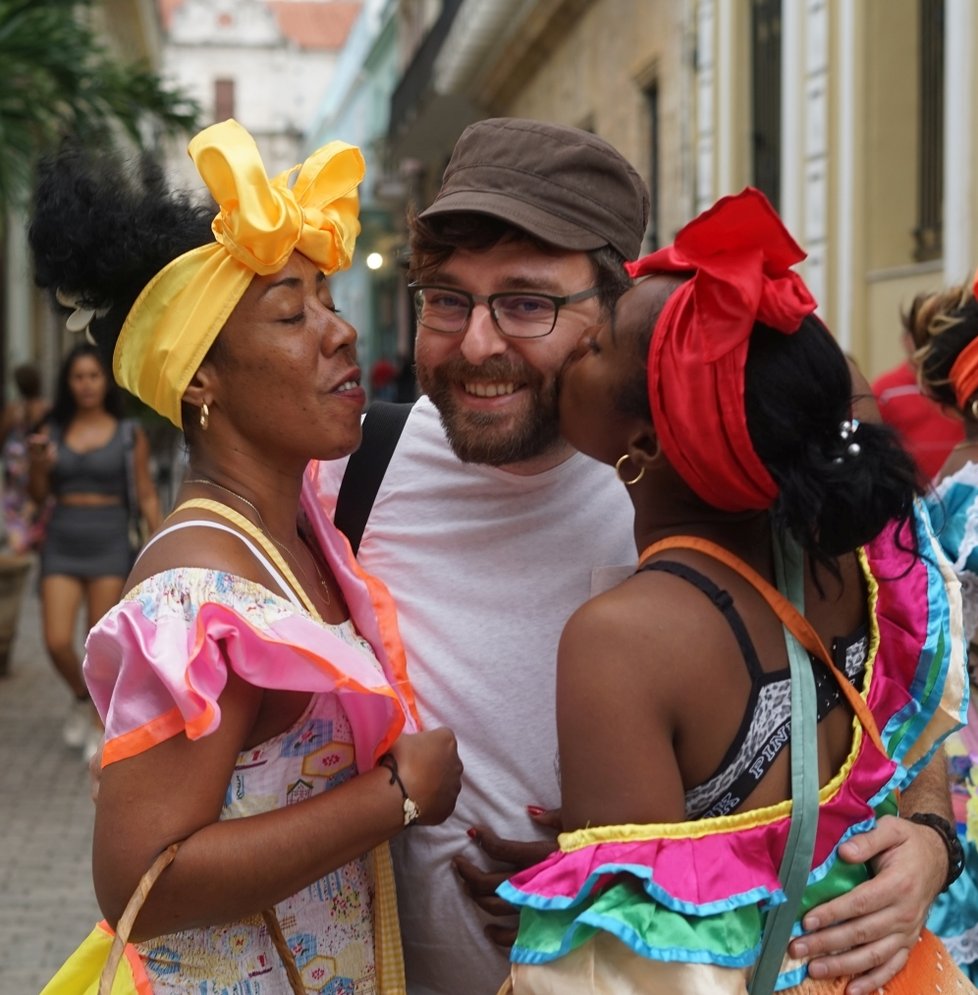 Kubánky v tradičních šatech s redaktorem Blesku.