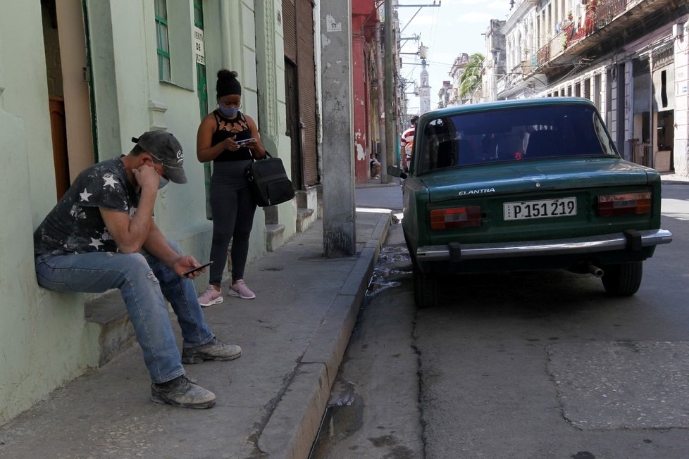 Mobilní internet se na Kubě rychle rozmáhá.
