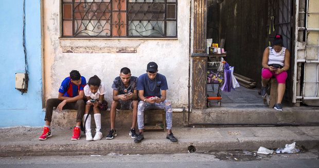 Kubánci se dočkali internetu v mobilech. Dovolit si to mohou jen někteří