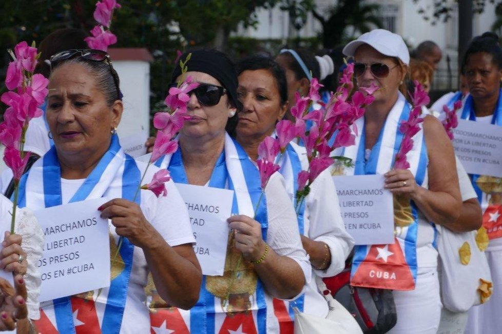 Představitelky opozičního hnutí na Kubě Dámy v bílém při protestu