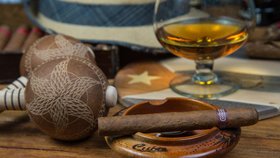 Typické kubánské produkty: Ručně vyráběné doutníky a rum