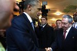 Kubánský vůdce Raúl Castro si přátelsky potřásl rukou s americkým prezidentem Barackem Obamou a oba státníci spolu prohodili i pár slov.