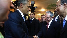 Kubánský vůdce Raúl Castro si přátelsky potřásl rukou s americkým prezidentem Barackem Obamou a oba státníci spolu prohodili i pár slov.
