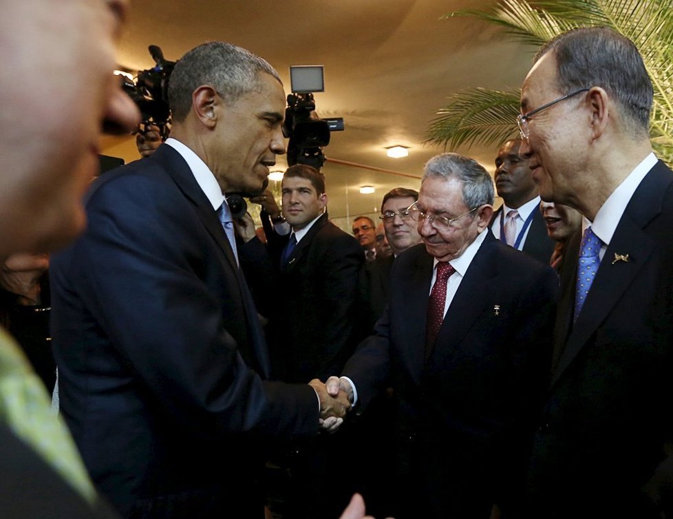 Barack Obama a Raúl Castro si podali ruku.