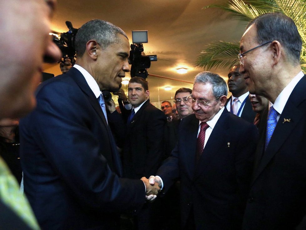 Barack Obama a Raúl Castro si potřásli rukou.