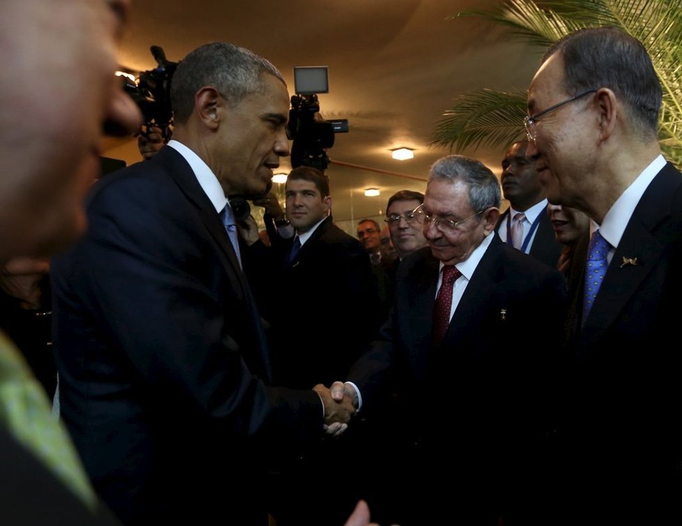 Barack Obama se na celoamerickém summitu v Panamě sešel s Raúlem Castrem a podali si ruku.