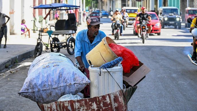 Denně se opakující výpadky elektřiny, nedostatek paliva a již tak nízké zásoby potravin a léků vyvolávají u mnoha obyvatel obavy z toho, co bude dál. Denně se opakující výpadky elektřiny, nedostatek paliva a již tak nízké zásoby potravin a léků vyvolávají u mnoha obyvatel obavy z toho, co bude dál.