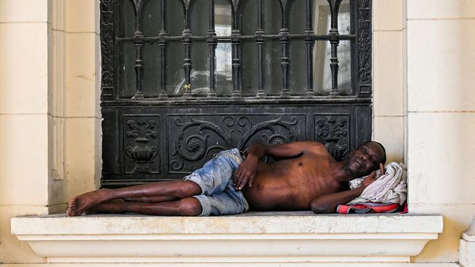 Denně se opakující výpadky elektřiny, nedostatek paliva a již tak nízké zásoby potravin a léků vyvolávají u mnoha obyvatel obavy z toho, co bude dál. Denně se opakující výpadky elektřiny, nedostatek paliva a již tak nízké zásoby potravin a léků vyvolávají u mnoha obyvatel obavy z toho, co bude dál.