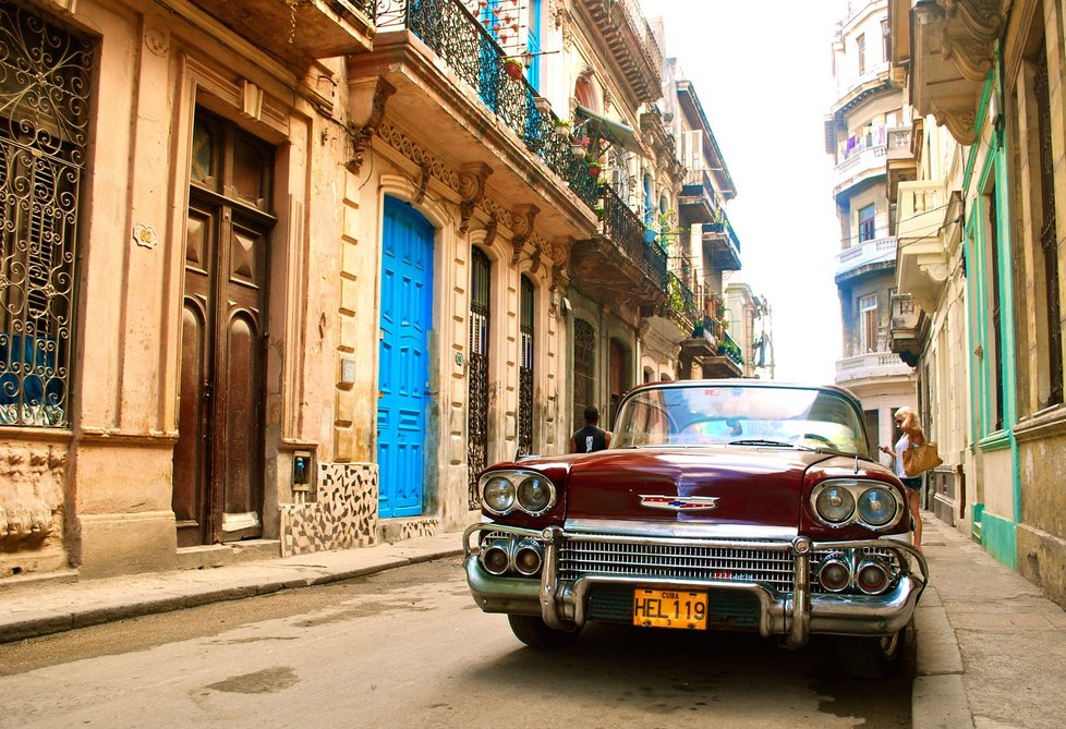 Na Kubě narazíte na podivnou směsici omšelého bohatství.