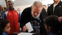 Kubánská státní televize ukázala Fidela Castra ve volební místnosti v Havaně, kde prý strávil asi hodinu hovorem s ostatními voliči a kubánskými novináři. Přestože volil v Havaně, je Fidel Castro na kandidátce ve východokubánském městě Santiago de Cuba.
