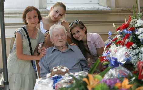 Karlu Kubátovi přišly včera blahopřát i jeho pravnučky.