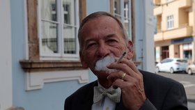Jaroslav Kubera si po slavnostním slibu dopřál vytouženou cigaretu.