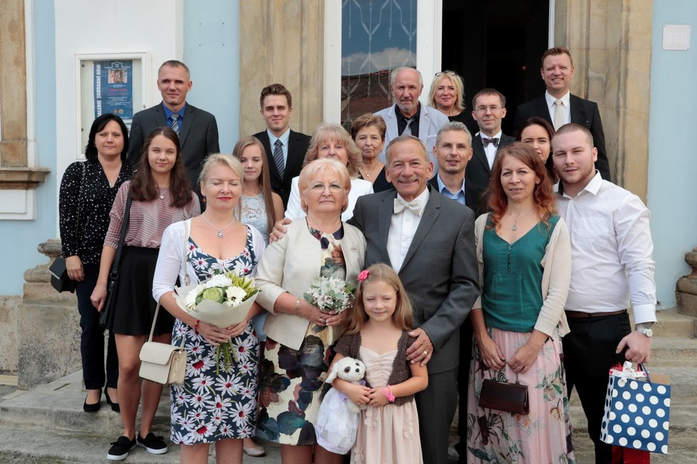Jaroslav Kubera s manželkou Věrou a rodinou po slavnostním obnovení manželského slibu.