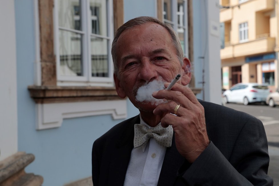 Jaroslav Kubera si dopřává vytouženou cigaretu.