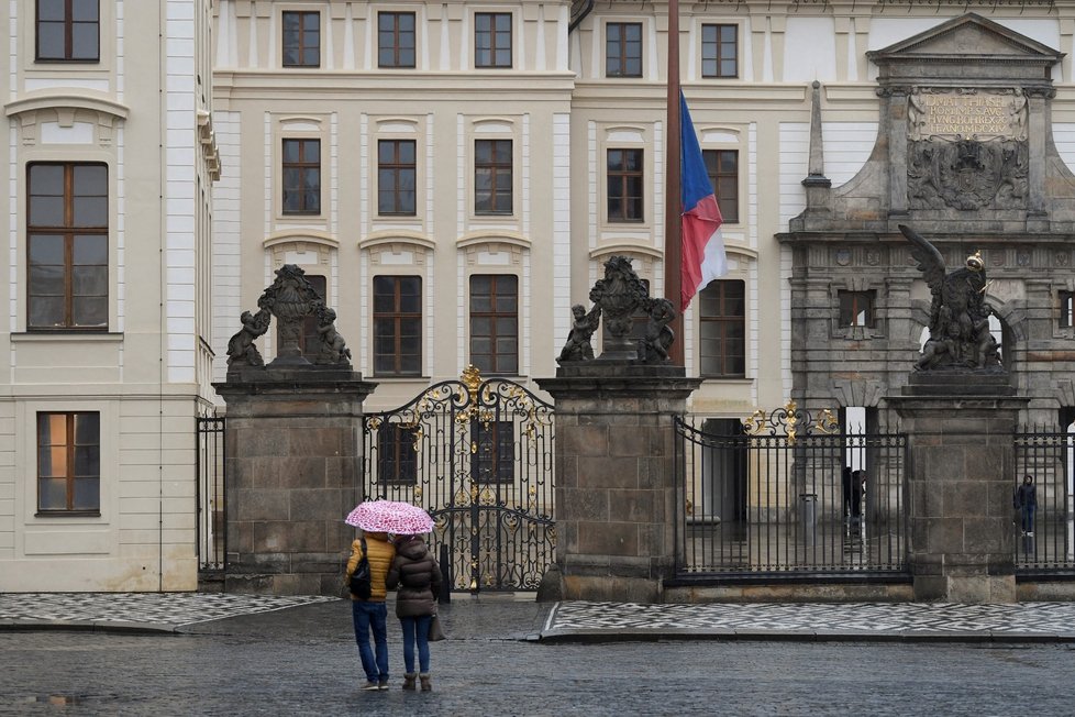 Příslušníci Hradní stráže svěsili odpoledne 2. února 2020 na Pražském hradě vlajku na půl žerdi v souvislosti s pondělním státním smutkem za předsedu Senátu Jaroslava Kuberu.