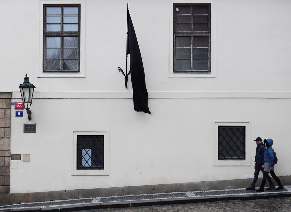 Na vládním Hrzánském paláci v Praze visela 2. února 2020 černá vlajka v souvislosti s pondělním státním smutkem, který vláda vyhlásila kvůli úmrtí předsedy Senátu Jaroslava Kubery (ODS).
