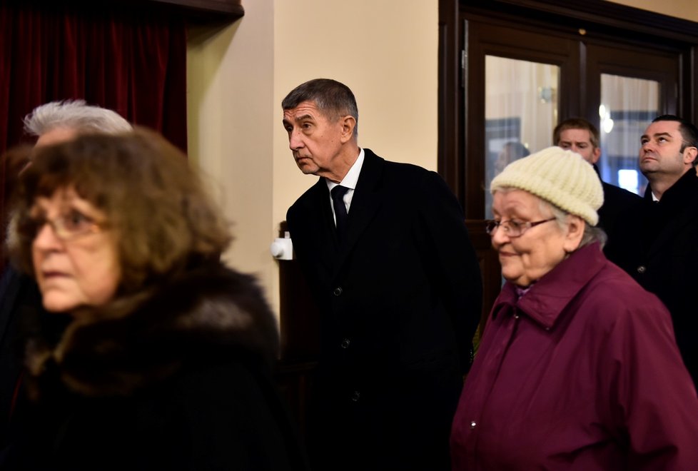 Premiér Andrej Babiš (uprostřed) přichází 3. února 2020 do Krušnohorského divadla v Teplicích na smuteční rozloučení s předsedou Senátu Jaroslavem Kuberou, který zemřel náhle 20. ledna ve věku 72 let. (3. 2. 2020)