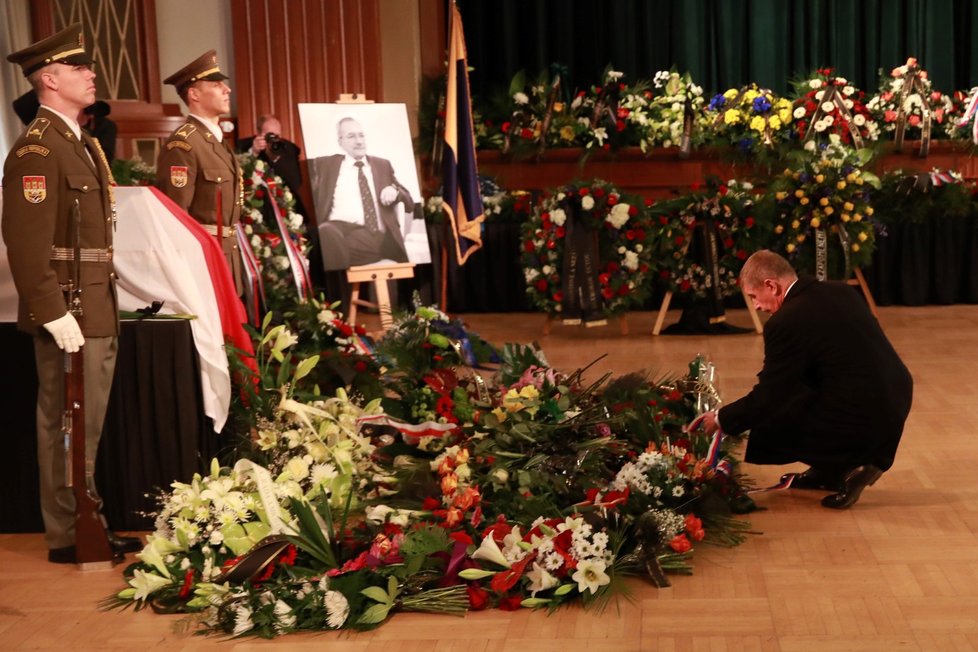 Na smuteční rozloučení s předsedou Senátu Jaroslavem Kuberou do Teplic dorazil i předseda vlády Andrej Babiš (ANO). (3. 2. 2020)