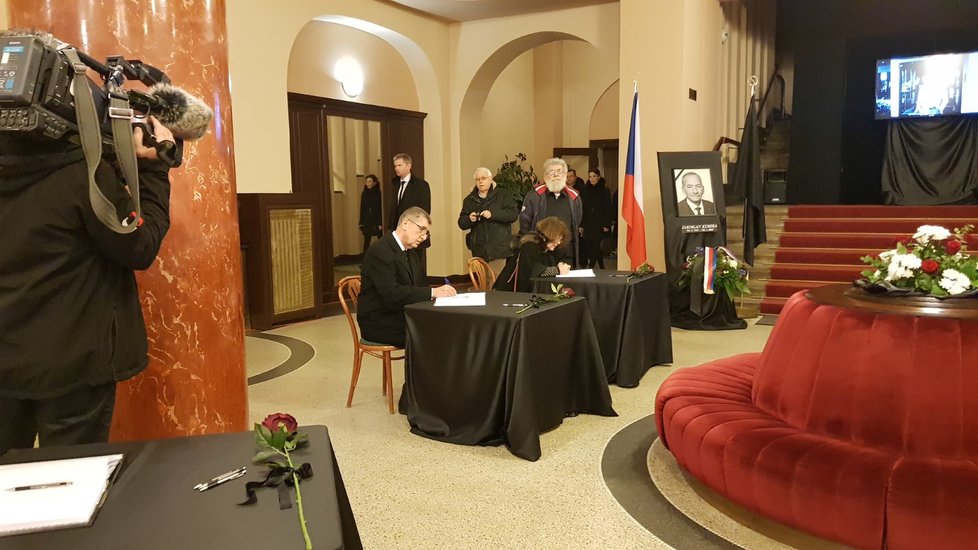 Předseda vlády Andrej Babiš se přijel s Jaroslavem Kuberou rozloučit do Krušnohorského divadla v Teplicích ve 12 hodin. (3. 2. 2020)