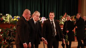 Sre svými spolupracovníky dorazil uctít památku předsedy Senátu Jaroslava Kubery i prezident republiky Miloš Zeman. (3. 2. 2020)