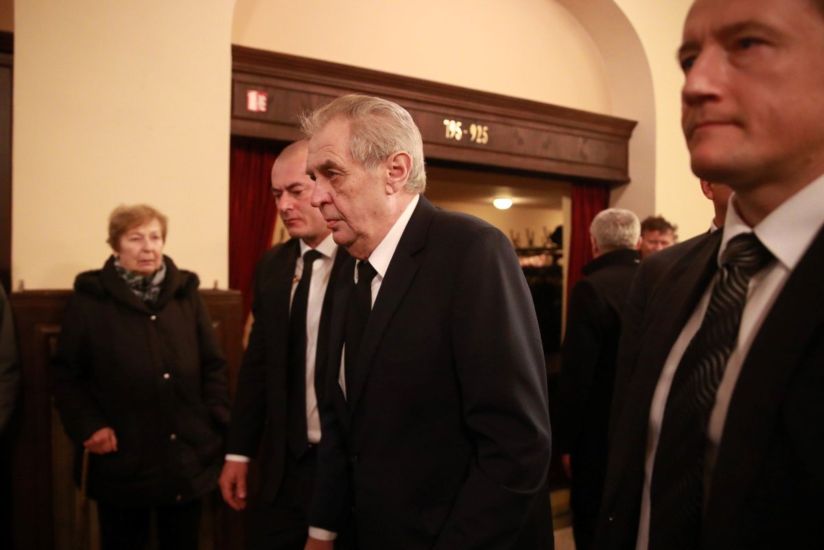 Sre svými spolupracovníky dorazil uctít památku předsedy Senátu Jaroslava Kubery i prezident republiky Miloš Zeman. (3. 2. 2020)