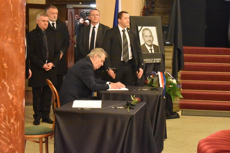 Sre svými spolupracovníky dorazil uctít památku předsedy Senátu Jaroslava Kubery i prezident republiky Miloš Zeman. (3. 2. 2020)