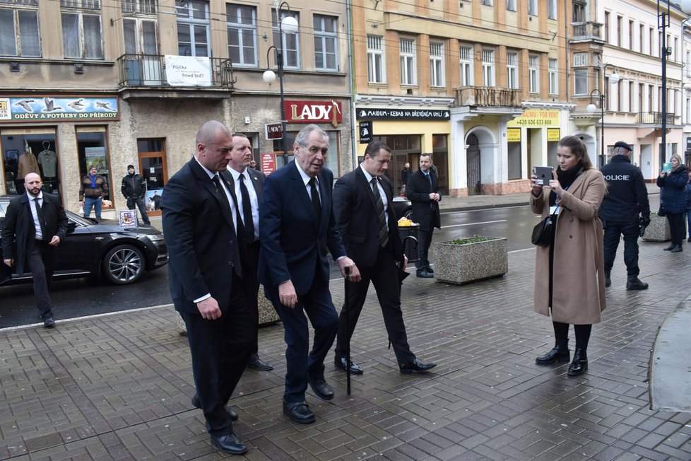 Se svými spolupracovníky dorazil uctít památku předsedy Senátu Jaroslava Kubery i prezident republiky Miloš Zeman. (3. 2. 2020)