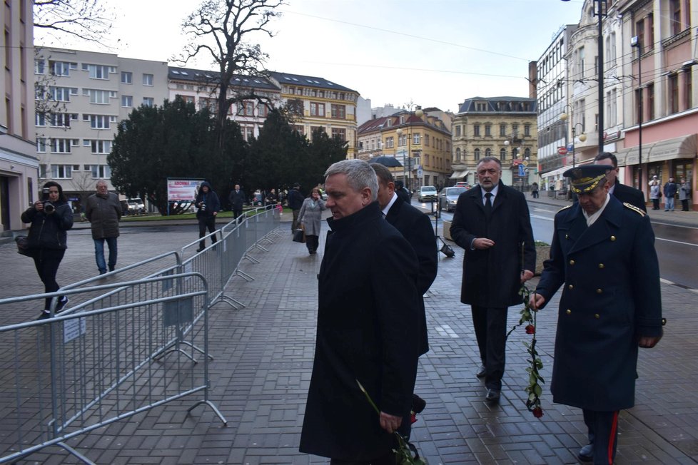 Se svými spolupracovníky dorazil uctít památku předsedy Senátu Jaroslava Kubery i prezident republiky Miloš Zeman. (3. 2. 2020)