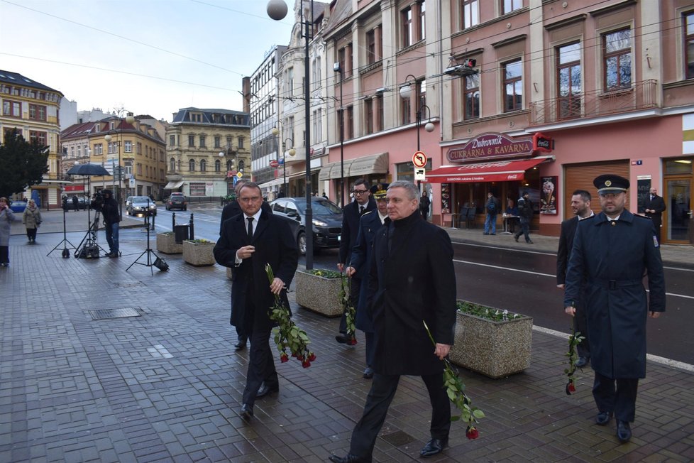 Sre svými spolupracovníky dorazil uctít památku předsedy Senátu Jaroslava Kubery i prezident republiky Miloš Zeman. (3. 2. 2020)